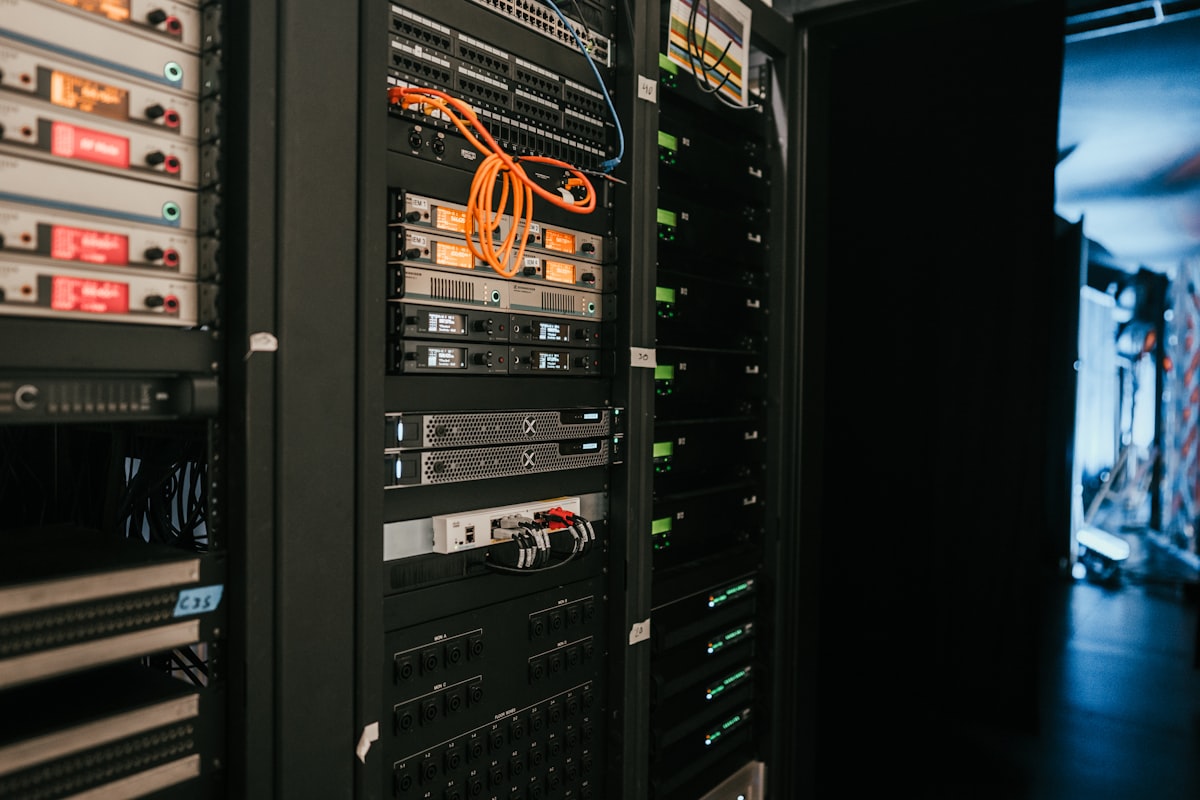 Veri merkezi altyapısı: sunucu rack’leri, yedeklilik ve uptime