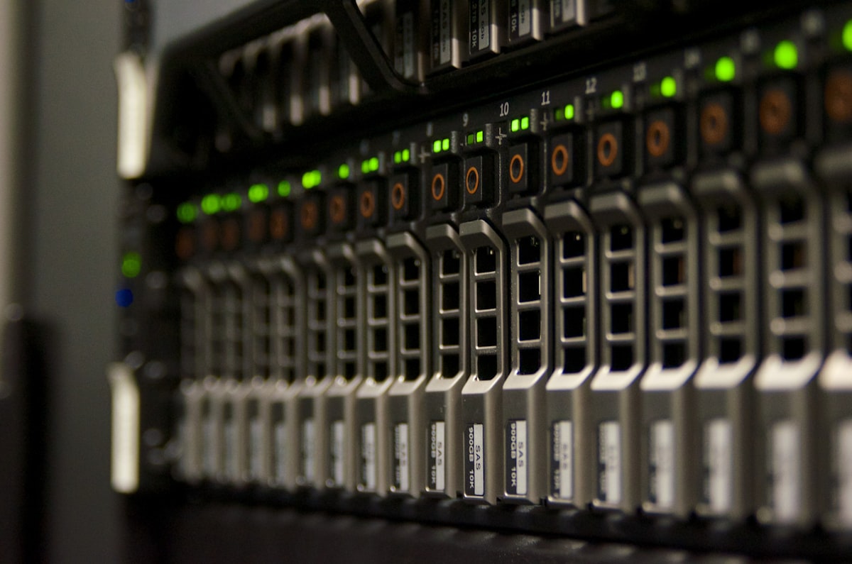 NVMe, SATA SSD ve HDD okuma/yazma performansının göreli karşılaştırması