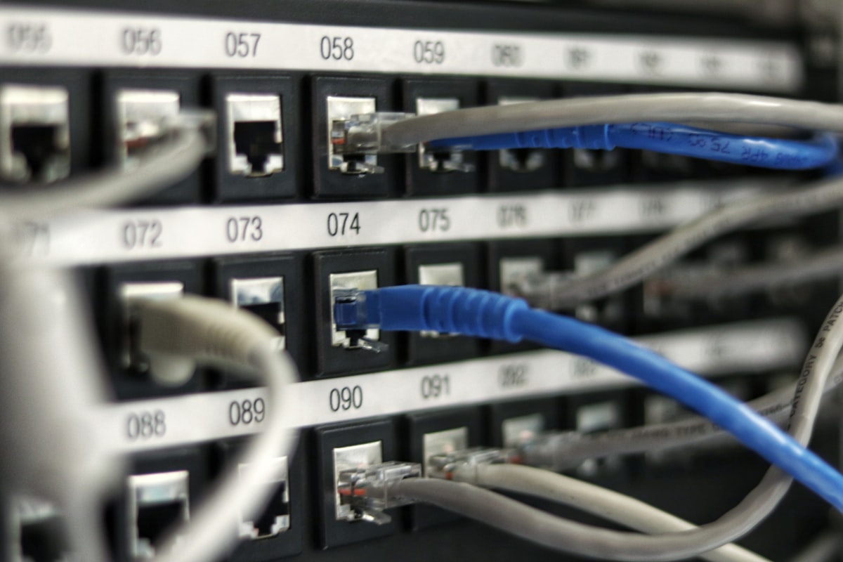 DDoS koruması: zararlı trafiğin filtrelenip temiz trafiğin sunucuya ulaşması